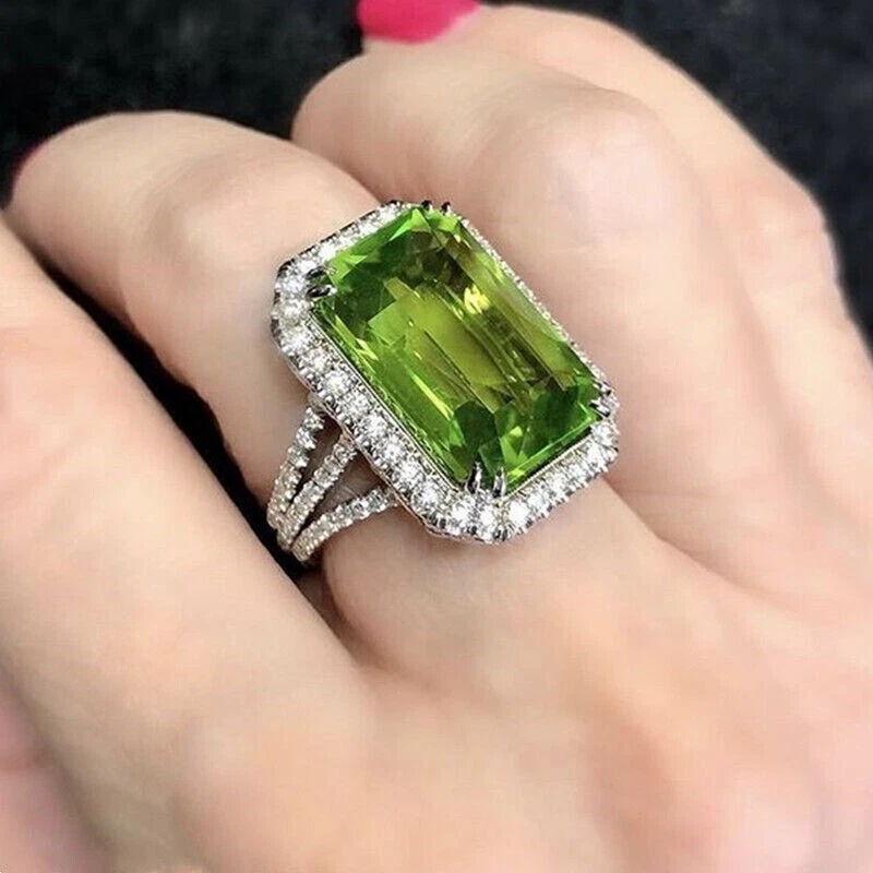 Anillo de compromiso con halo de peridoto verde corte esmeralda de 4 quilates acabado en oro blanco de 14 quilates Foto 3 de 3