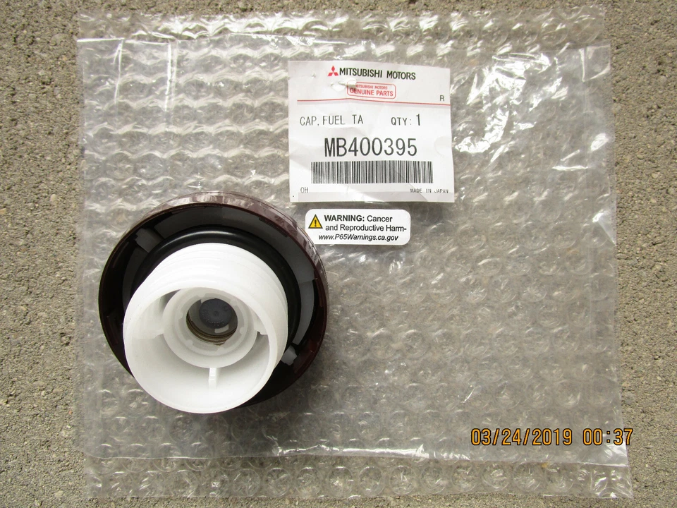 89 - 90 MITSUBISHI SIGMA BASE 4D SEDÁN TANQUE DE COMBUSTIBLE GASOLINA TAPA TAPA DE LLENADO OEM NUEVO Foto 2 de 2