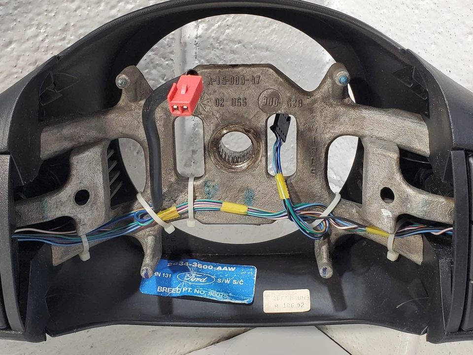 Volante (interruptores de crucero)(negro) 2002-2004 Ford F250 F350 F450 F550 Foto 2 de 4