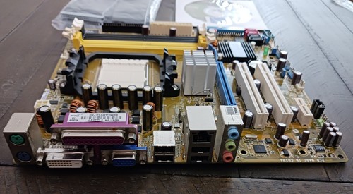 Zócalo de placa base Asus M2A-VM AM2 DDR2 SDRAM e IO con cables y DVD OEM - Imagen 2 de 5