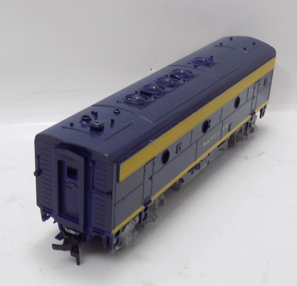 HO / UNBRANDED / DIESEL / UNIT 2 / POWER CAR / SANTA FE / METAL CHASSIS & TRUCKS - Image 4 of 4
