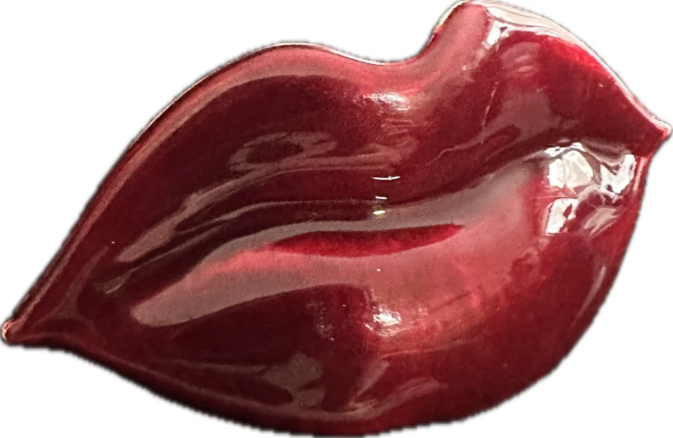 Broche de labios rojos grandes de colección lápiz labial boca brillo de labios look esmaltado pouty prendedor Foto 2 de 4