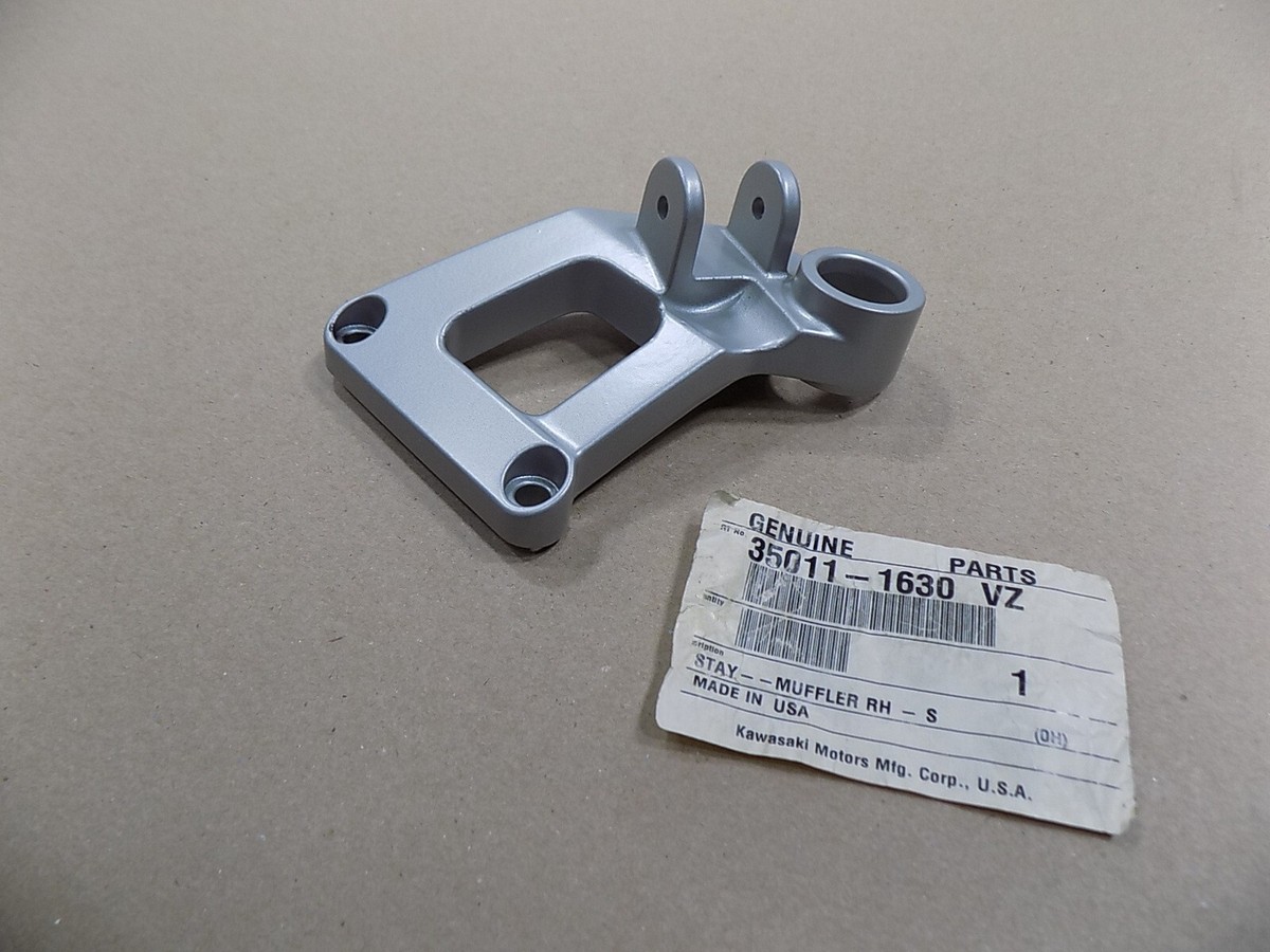 【RT-89271】専用 NEW OEM KAWASAKI RIGHT REAR FOOT PEG MUFFLER BRACKET / 35011