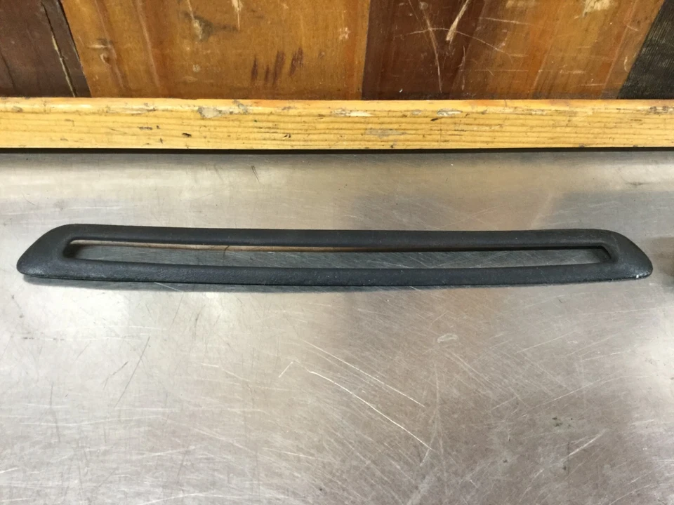 Triumph TR6 • Tablero de instrumentos original Demister Vent Trim. Usado. KT1358 Foto 2 de 4