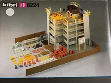 HIGH RISE BUILDING UNDER CONSTRUCTION w/YARD HO Scale PLASTIC KIT 8224 - NEW