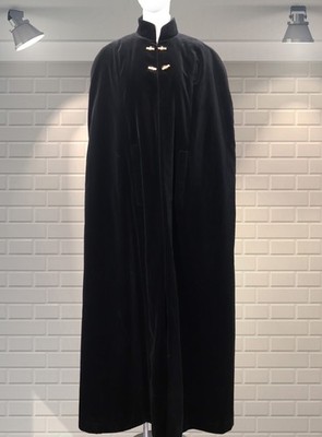 Excellent Long Vintage Velvet Opera Cape Quilted Lining & Toggle Fasteners