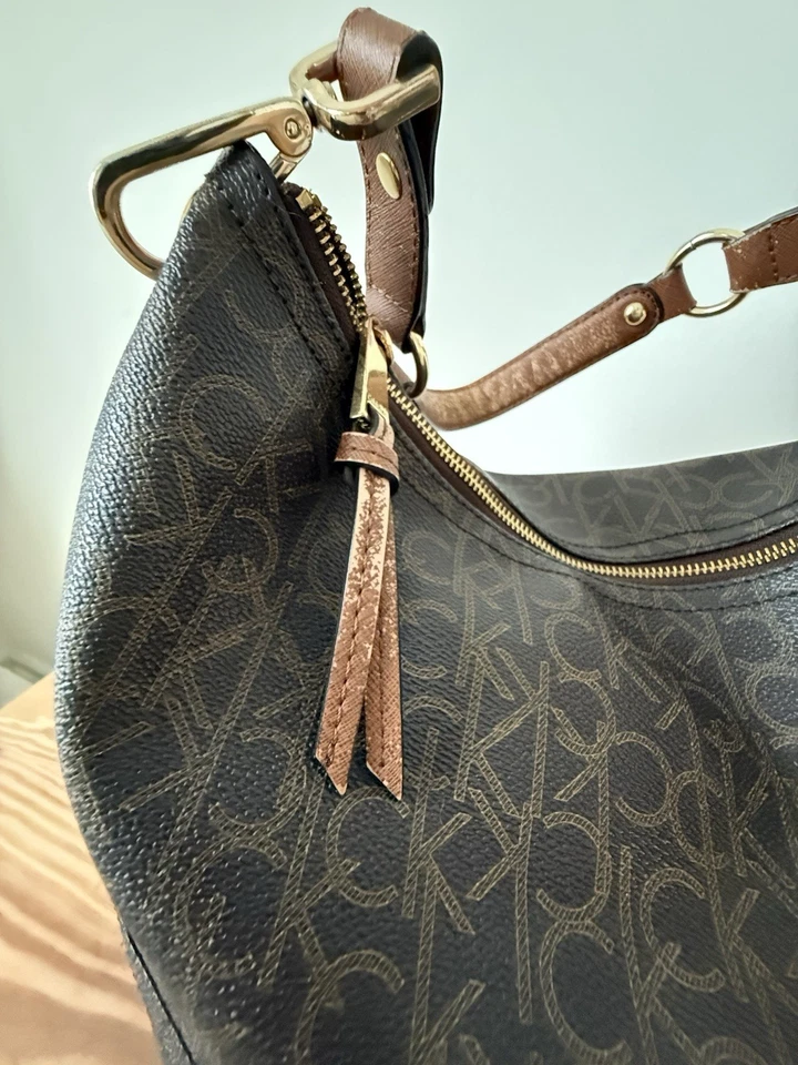 ✿ Bolso de Hombro Hobo Marrón Monograma Logo Calvin Klein Bolso de Mano Grande Cartera Foto 4 de 4