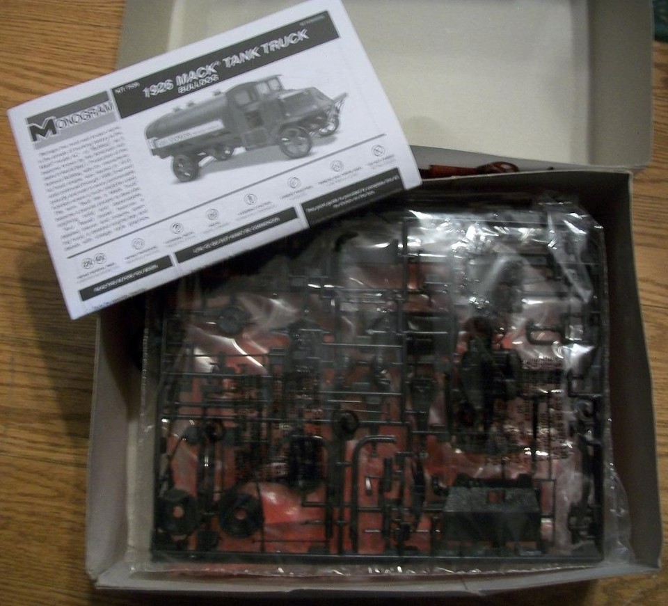 124 SCALE PLASTIC MODEL KIT of a 1926 MACK BULLDOG TANK TRUCK by