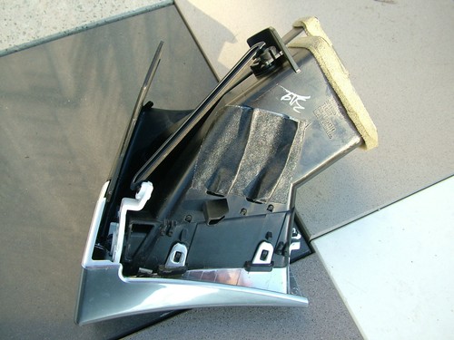 2010-2013 CADILLAC SRX PASSENGER SIDE (RIGHT) DASH A/C AIR VENT TRIM ( BLACK ) - Picture 6 of 7