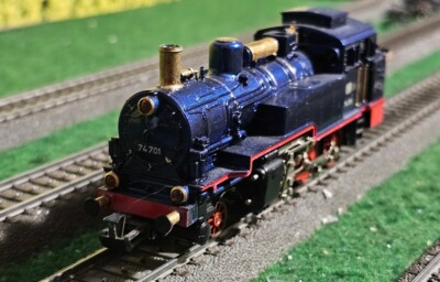  TOP   MÄRKLIN  H0 3095   BR 74 701   SONDERLACKIERUNG    ROYAL BLAU   EVP 