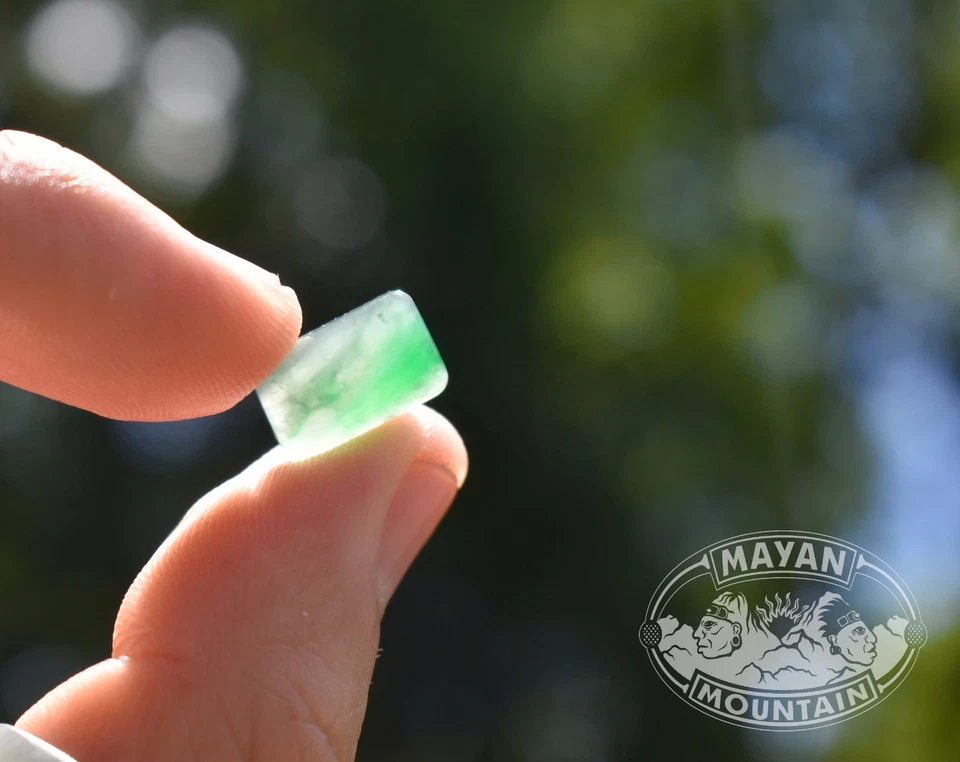 CABUJÓN RECTANGULAR EN JADEÍTA VERDE IMPERIAL GUATEMALTECO NATURAL SIN TRATAR Foto 4 de 4