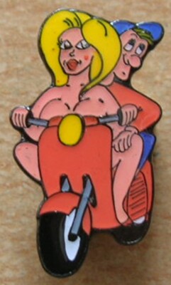 Pin Anstecker Roller Scooter Vespa sexy Blondine 0799 Moto Vespa