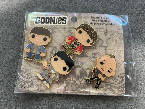 Loungefly Funko POP! Emaille Pin GOONIES: DATA – Sammler-Anstecknadel | Mit Kronenständer, Für Rucksack & Tasche