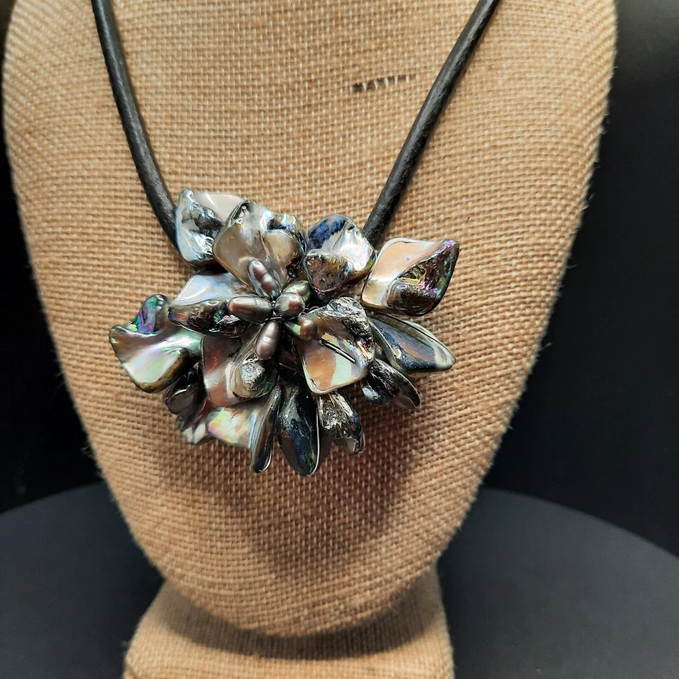 Gargantilla barroca de seda con flor de loto de perlas Foto 4 de 4