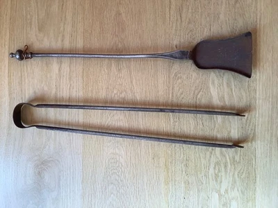 ANCIENNE GRANDE PINCE À BOIS + PELLE À CENDRE AVEC POIGNÉE BOULE POUR CHEMINÉE « - Photo 1/4
