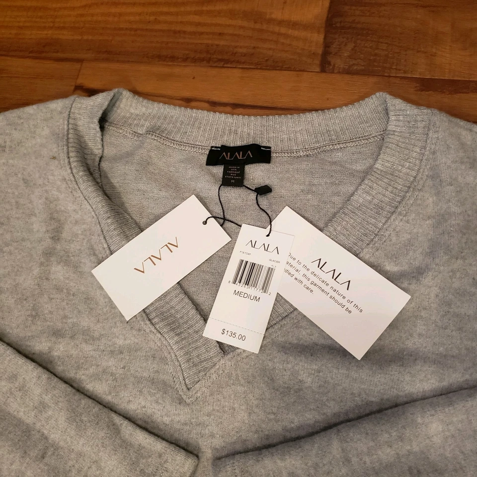 Sudadera ALALA Cuello en V Wander Gris Glaciar Aberturas Laterales Ultra Suave M ($135) Foto 2 de 4