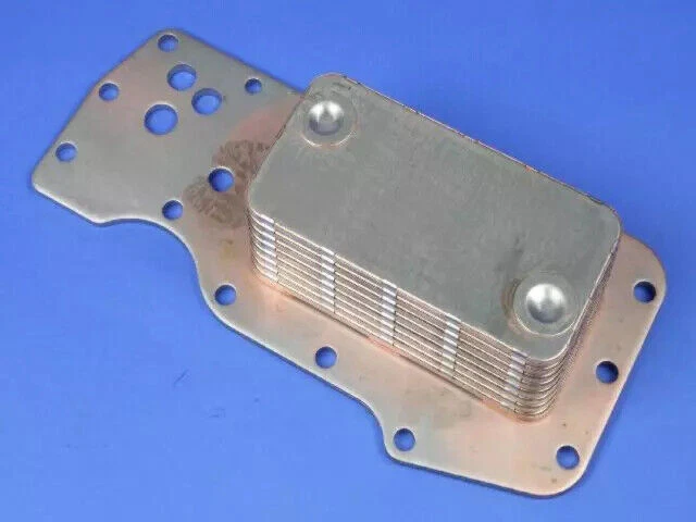 Enfriador de aceite de motor delantero genuino Mopar 2007-2024 Dodge Ram 3500 68015126AA Foto 2 de 4