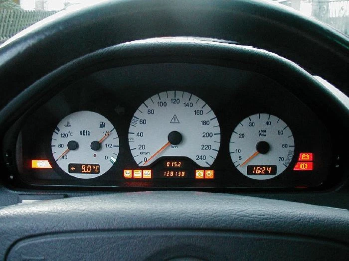 Cuadro de instrumentos pantalla LCD reparación píxeles Mercedes W208 CLK320 CLK430 Foto 4 de 4