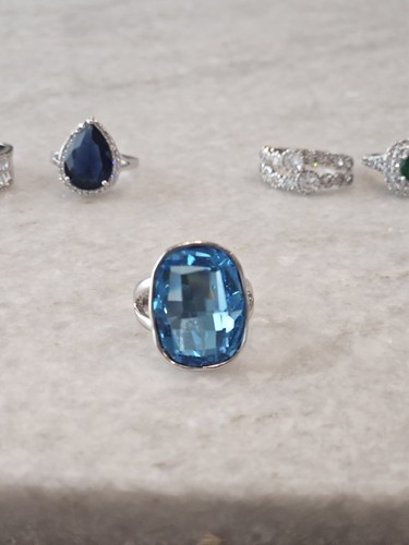 LOT OF 6 HIGH QUALITY HIGH SHINE rings Size7 & 7.5 Pearl, White, Green, Sapphire - Picture 2 of 19