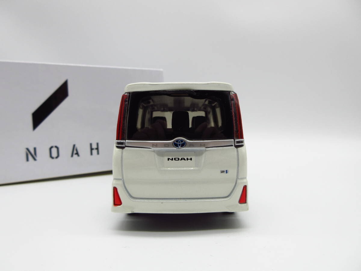 1:30 Toyota Noah Hybrid Si 80 Late Luxury White Pearl