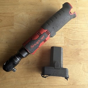 Snap On Tools Cordless Ratchet 3/8" Drive 14.4v Red W/ 1 Battery CTR762