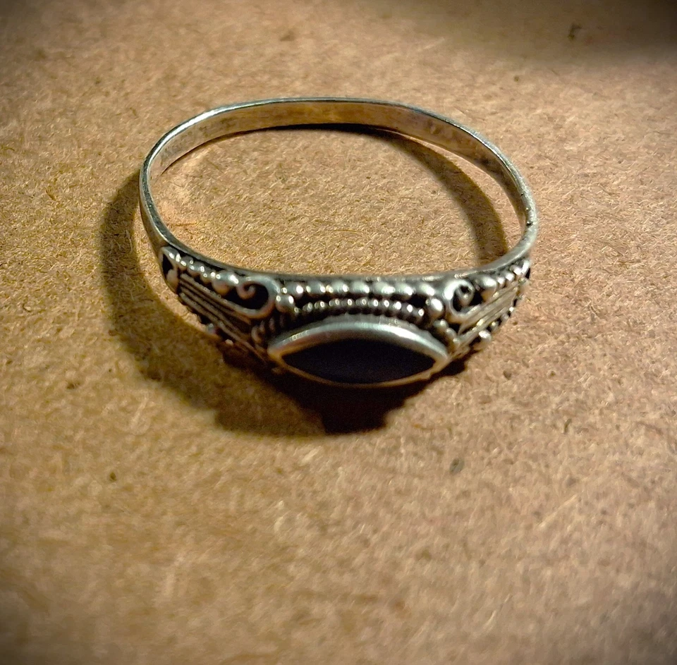 Ladies ring Size 9. Lapis and 925 silver. Very dainty. - Image 4 of 4