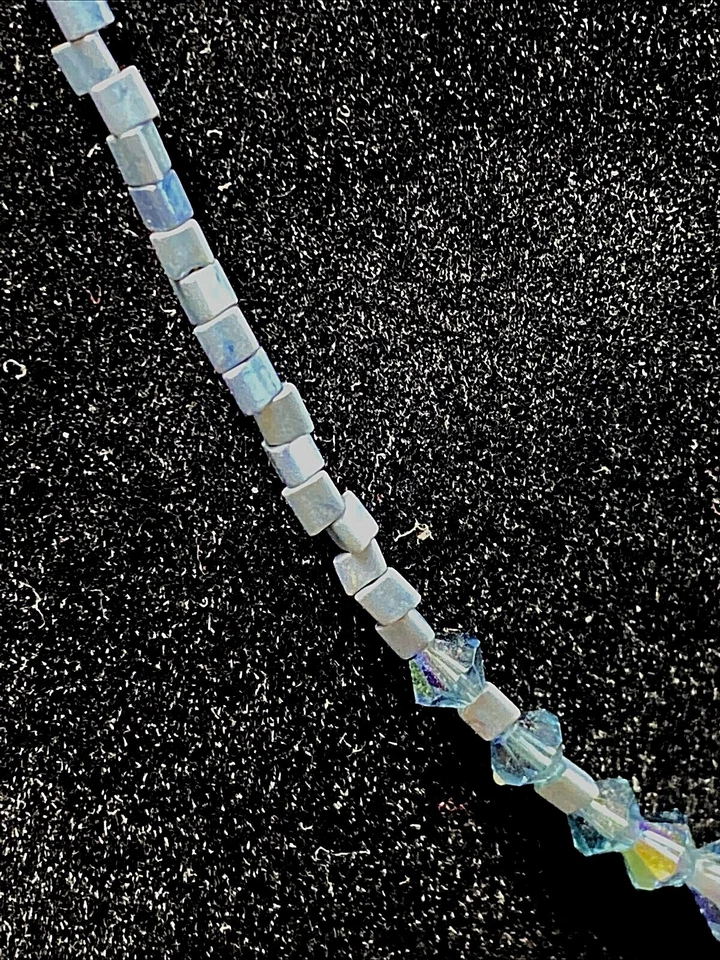 Collar de 16" con broche de plata de ley y cuentas de cristal azul y semillas Foto 3 de 4