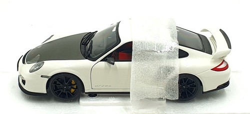Minichamps 1/18 Diecast 100 069405 - 2011 Porsche 911 GT2 RS White w/Black Wheel - Picture 4 of 5