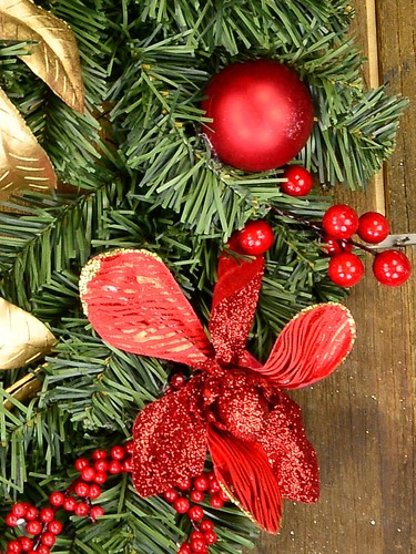 Decorated Red Bauble, Berry & Poinsettia & Gold Leaf Pine Wreath - 40cm - Picture 3 of 3