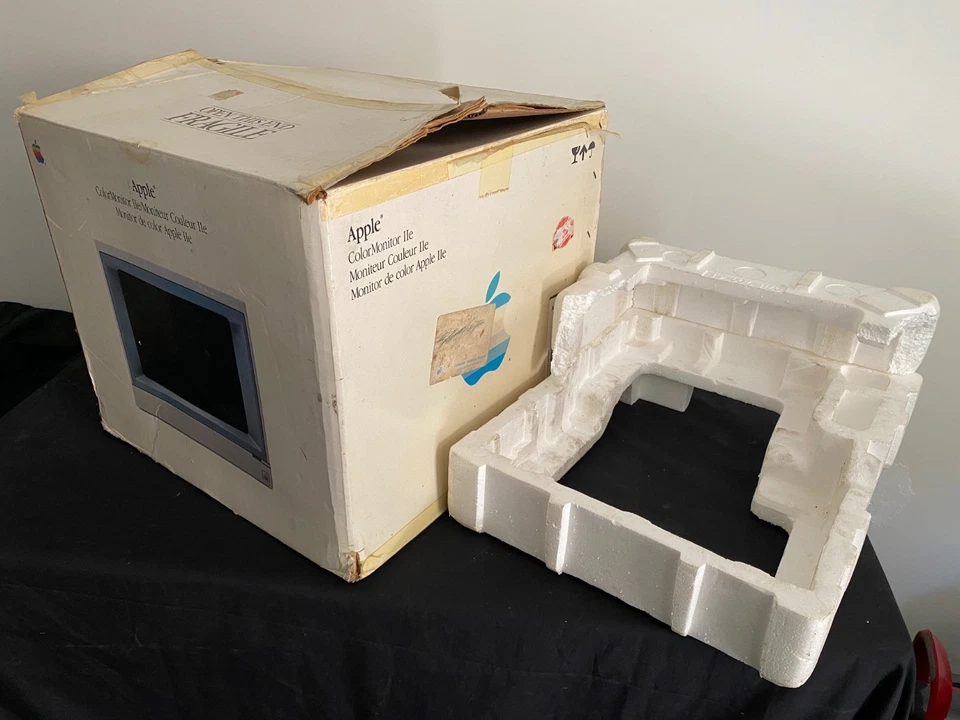 Apple iie 2e Pal 1982 - With monitor, disk drive and boxes - image 3 of 4