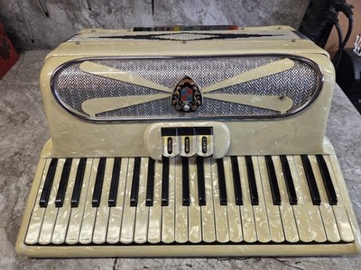 Contello by Guerinni 16'' 2/4 reed Italian lightweight accordion