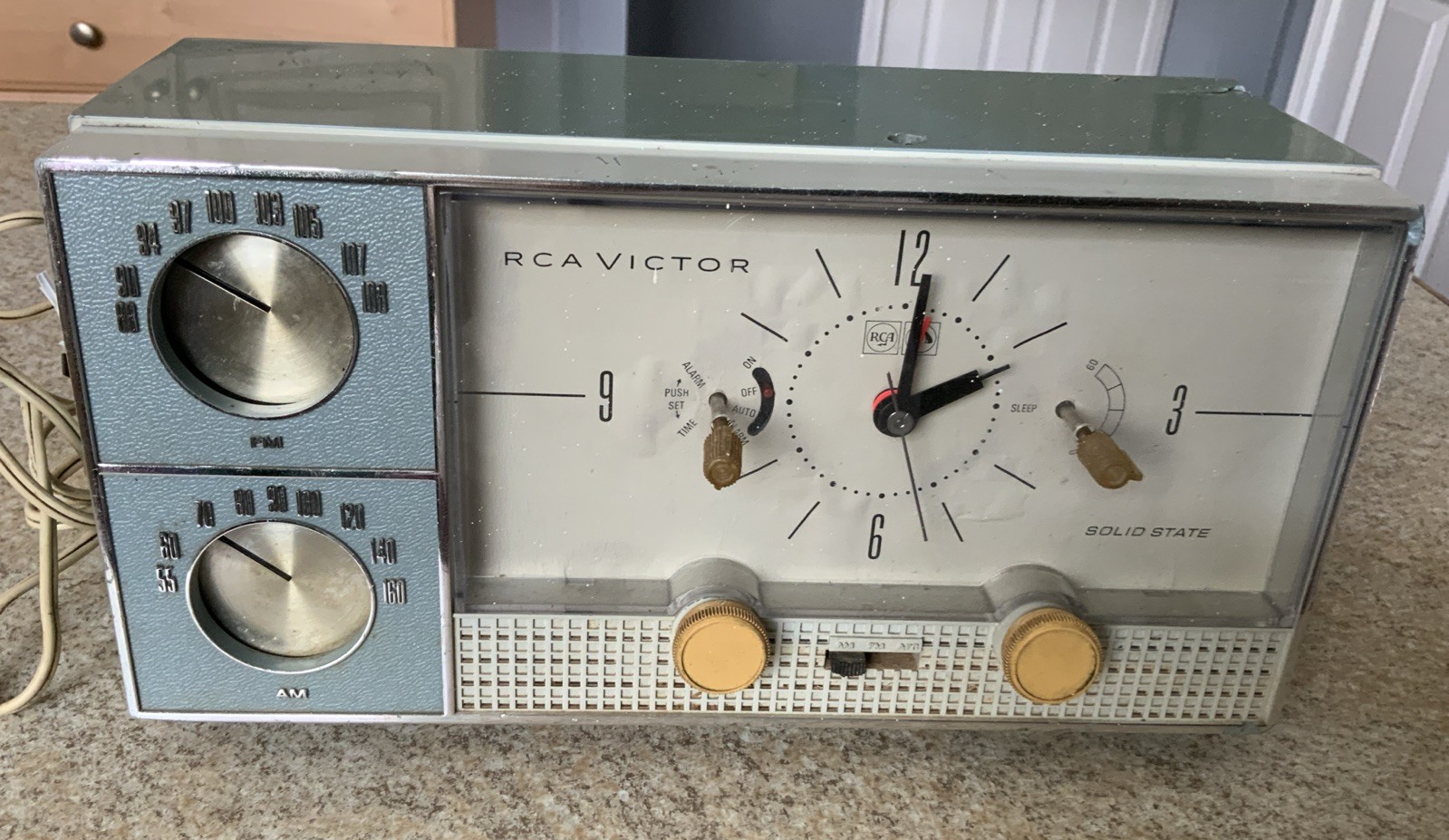 RCA VICTOR SOLID STATE GREEN AM/FM CLOCK RADIO (RJS51B) FOR RESTORATION OR PARTS