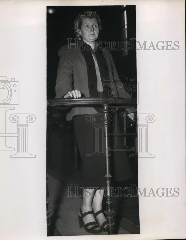 1952 Press Photo Mrs. Leon Schneider of Paris France Chopped Light Bulbs