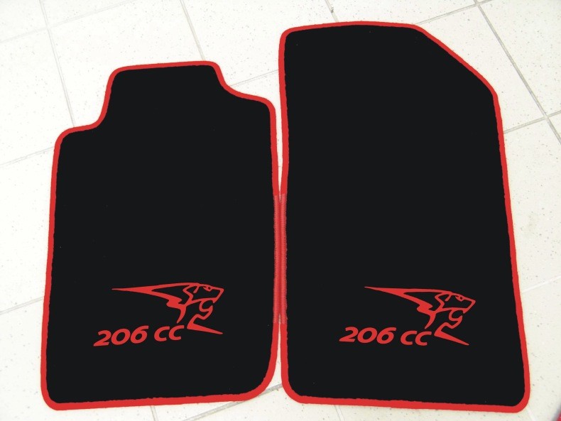 Tapis moquette rouge et noir pour habitacle de Peugeot 206 CC