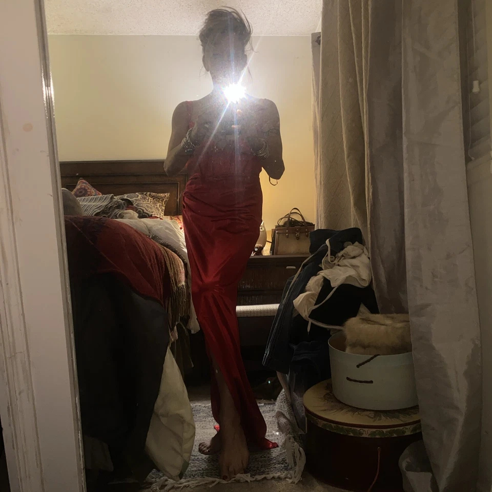 Vestido de noche rojo satinado  Foto 4 de 4