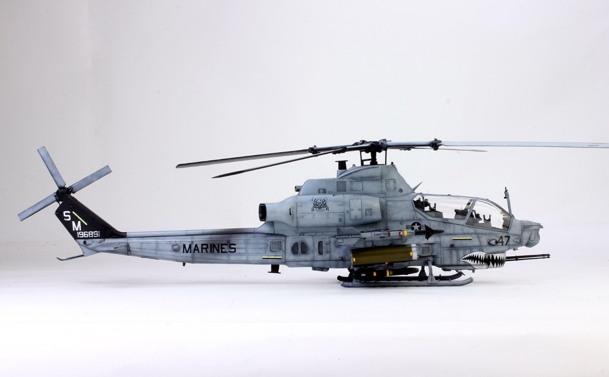 R629　アカデミー1/35 AH-1Z   ヴァイパー 1/35 USMC AH-1Z Viper Full Build. - YouTube