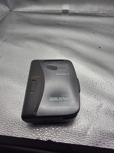 Sony Walkman WM-FX323 lettore cassette radio AM/FM con clip testato e funzionante