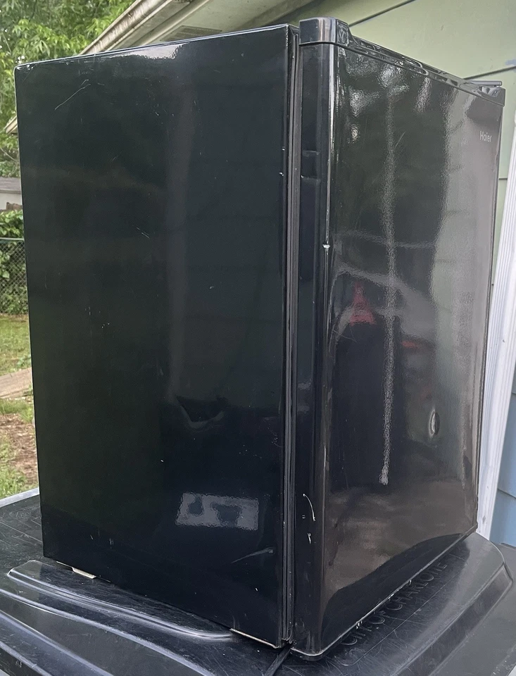 HAIER HCR27L 2.7" cu. ft. COMPACT MINI FRIG REFRIGERATOR - Image 3 of 4