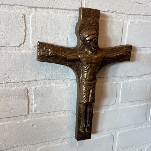 Vintage brutalistisches gehämmertes Bronze Kruzifix Korpus modernistisch religiös Wanddeko - Bild 10 von 15
