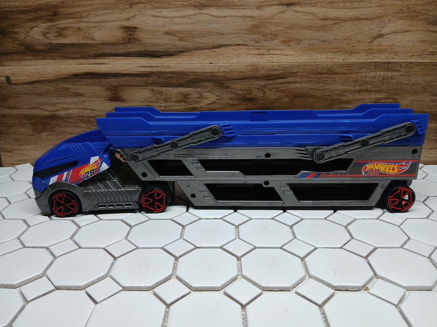 Mattel Hot Wheels City Y0583 Turbo Hauler Semi Truck Car Carrier