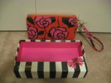 NWT BETSEY JOHNSON BLACK & ROSE PRINT Wristlet Wallet Clutch Zipper NEW