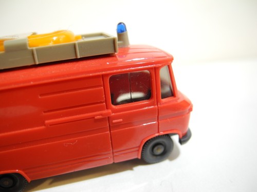 WIKING VINTAGE 1:87 WATER RESCUE MERCEDES-BENZ L406 FIRE DEPT. 1972-74 ONLY MINT - Picture 6 of 8