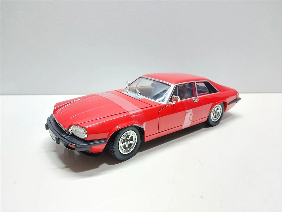 Jaguar XJS V12 Rosso del 1975 - 1/18 Road Signature - Immagine 3 di 4
