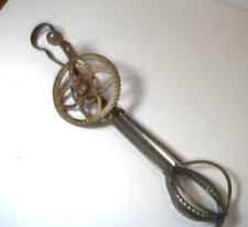 VINTAGE CAST IRON ROTARY KITCHEN EGG BEATER