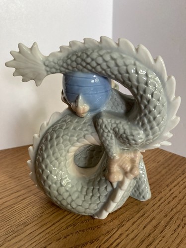 Estatuilla de dragón mítico con cuernos gris porcelana vintage de 5" con esfera azul - Imagen 6 de 20
