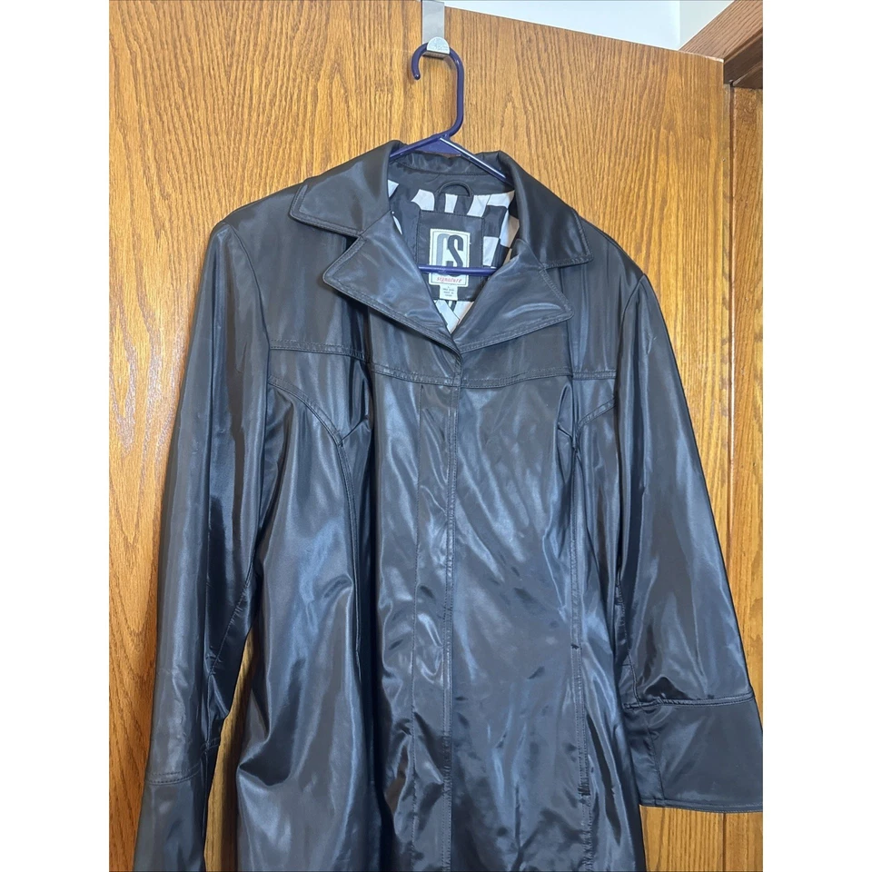 Chaqueta negra de cuero vegano forrada con botones talla grande CS Signature para mujer Foto 2 de 4