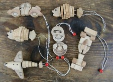 Figure Lotto 6 SORPRESINE KINDER FERRERO In Legno Uniti da Filo Decorazione ARTE