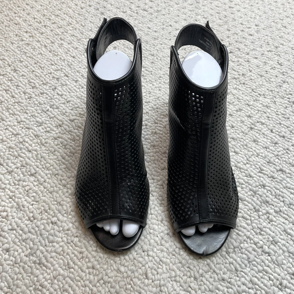 Tacones botín de cuero sintético Merona para mujer perforados con tira trasera para mujer 10 negros Foto 3 de 4