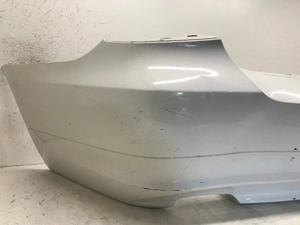 Cubierta de parachoques trasero blanca BMW Serie 323 323i Sedán 2009 2010 51127202686 OEM Foto 4 de 4