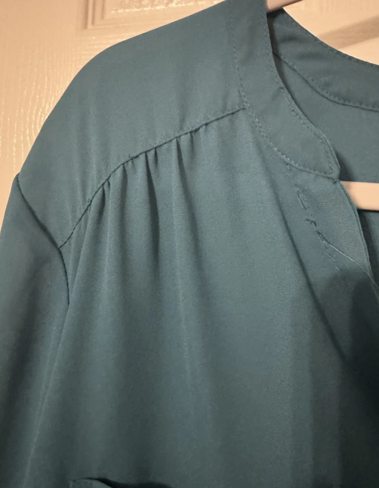 Blusa transparente Torrid 2 Harper Georgette verde azulado manga larga carrera trabajo usada en excelente estado Foto 3 de 4